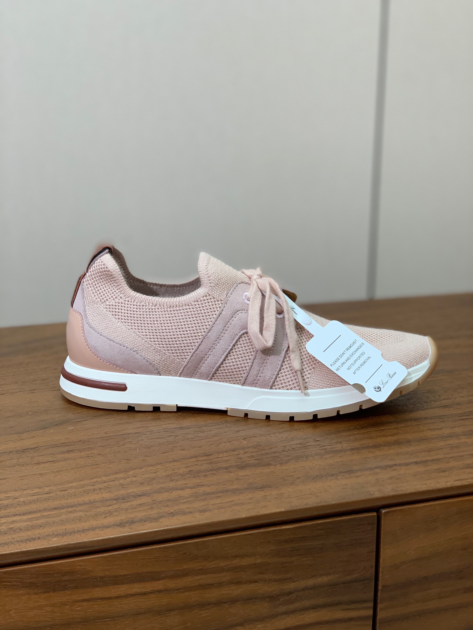 【Loro Piana】针织运动鞋。上脚轻便舒适。将功能性与低调个性风格和谐融合。打造都市着装的理想鞋履