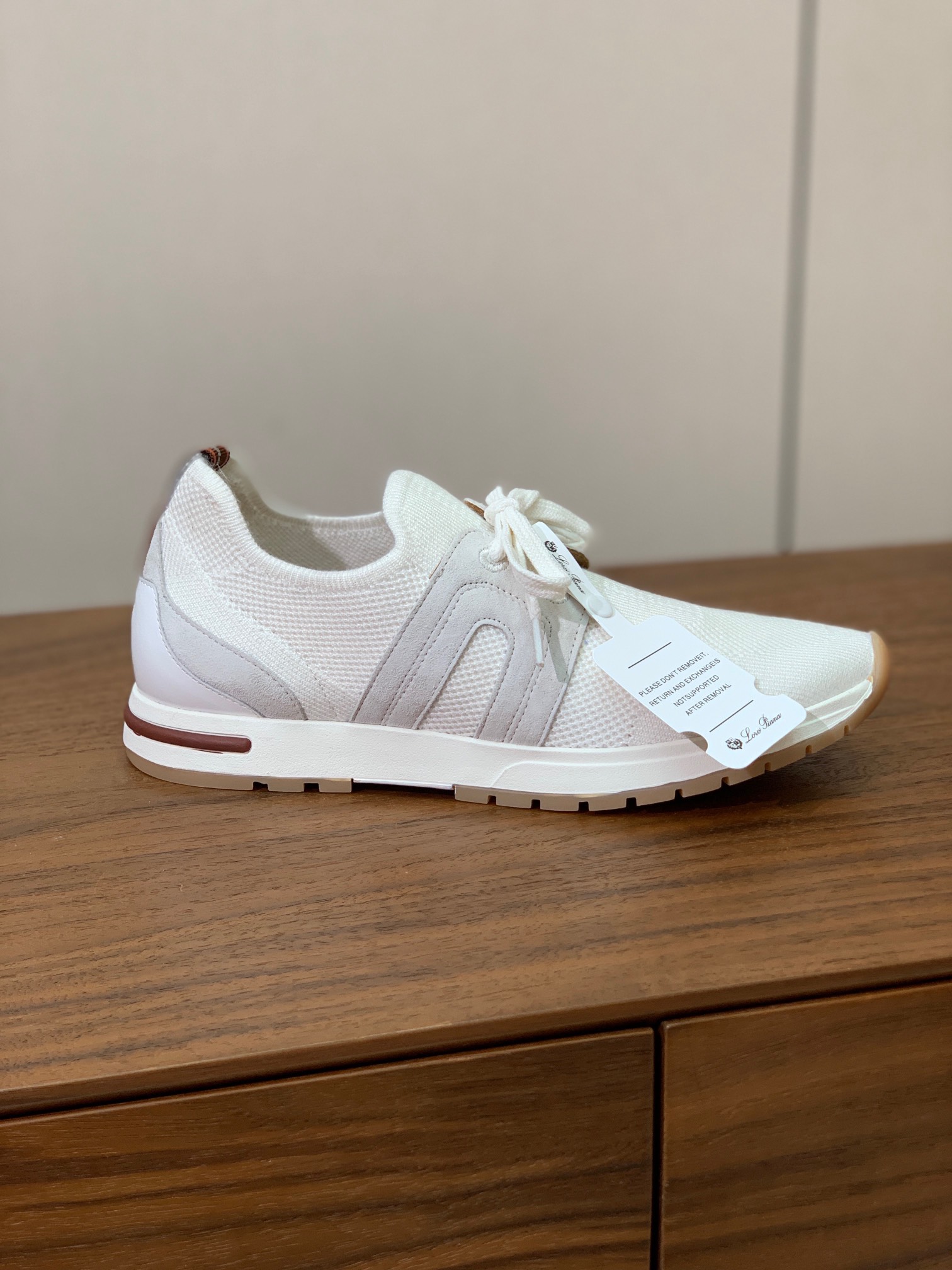 【Loro Piana】针织运动鞋。上脚轻便舒适。将功能性与低调个性风格和谐融合。打造都市着装的理想鞋履
