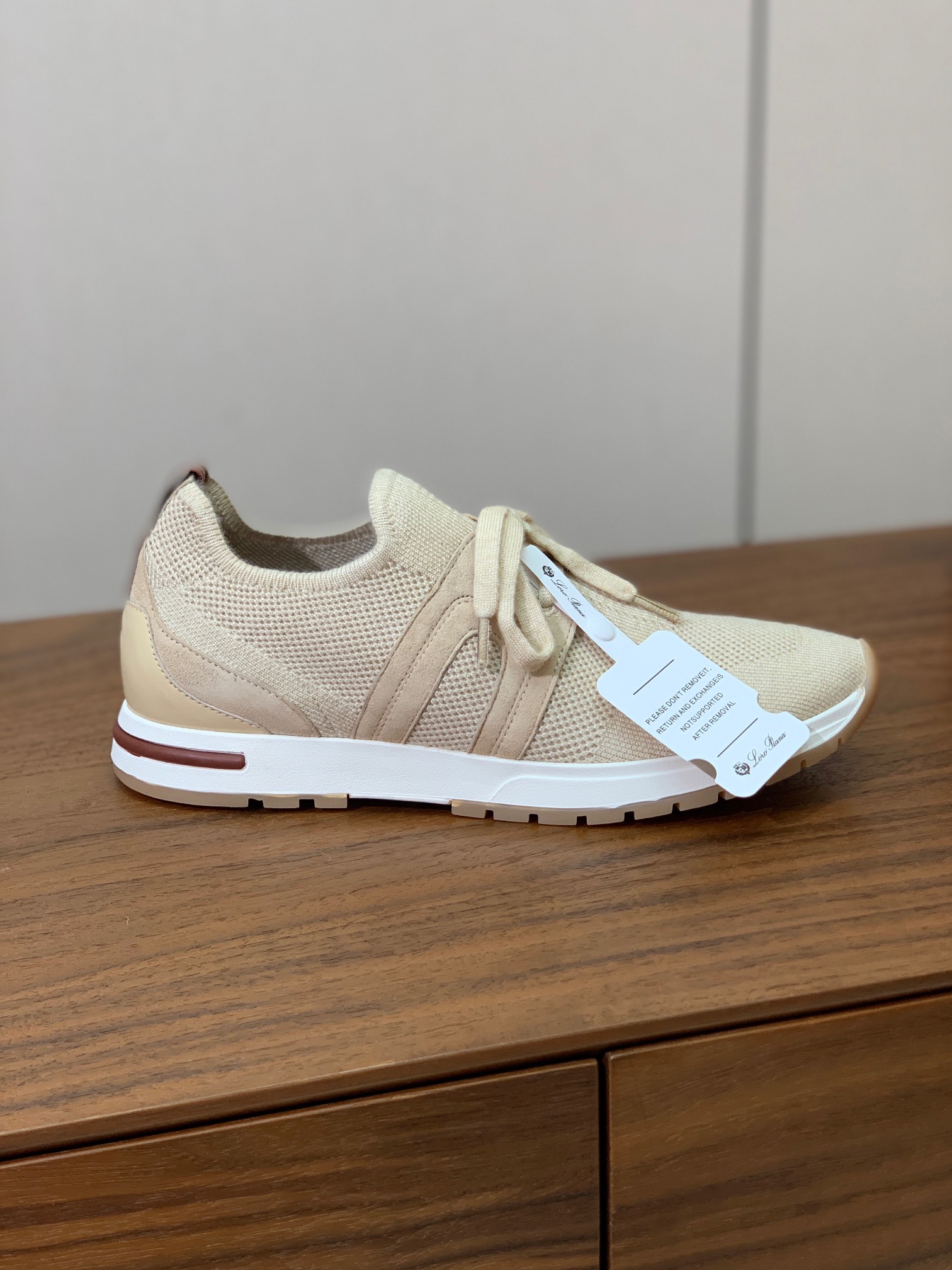 【Loro Piana】针织运动鞋。上脚轻便舒适。将功能性与低调个性风格和谐融合。打造都市着装的理想鞋履