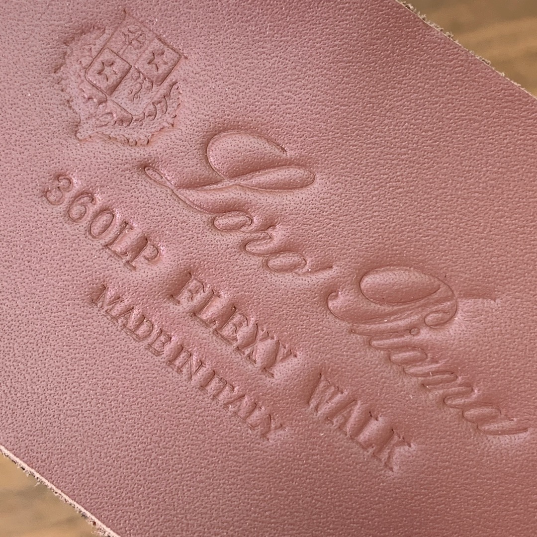 【Loro Piana】针织运动鞋。上脚轻便舒适。将功能性与低调个性风格和谐融合。打造都市着装的理想鞋履