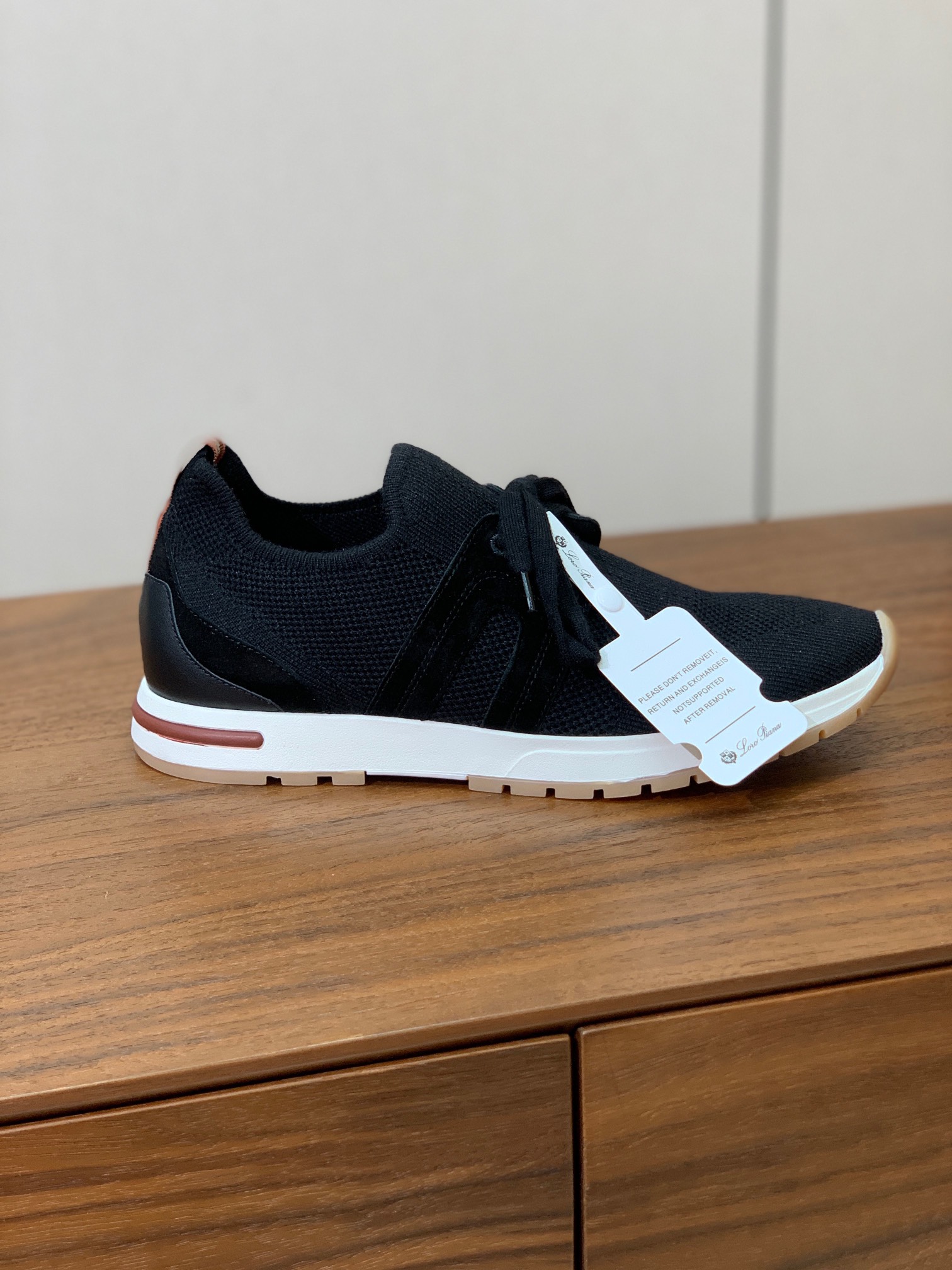 【Loro Piana】针织运动鞋。上脚轻便舒适。将功能性与低调个性风格和谐融合。打造都市着装的理想鞋履