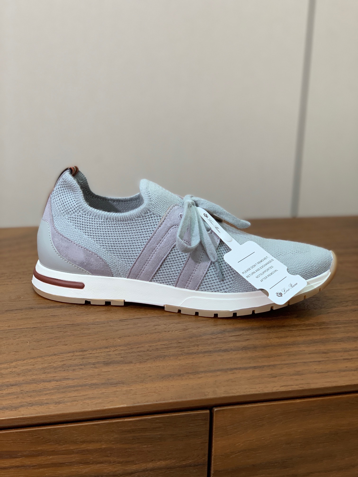 【Loro Piana】针织运动鞋。上脚轻便舒适。将功能性与低调个性风格和谐融合。打造都市着装的理想鞋履