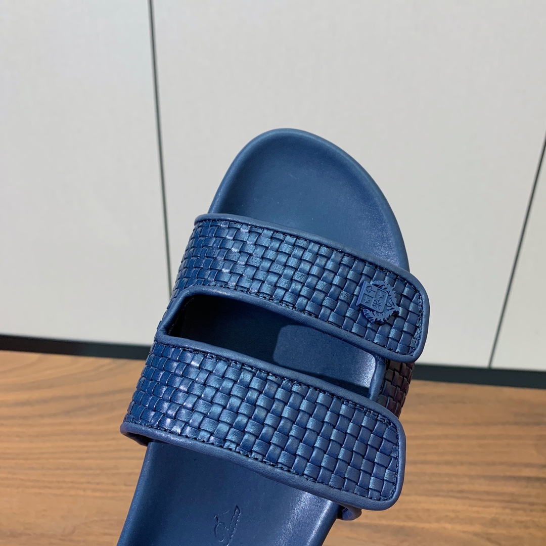 【Loro Piana】男款拖鞋。意大利顶级羊绒复古优雅低调奢华。时尚性与皮料实用性同样兼具依然全网最高