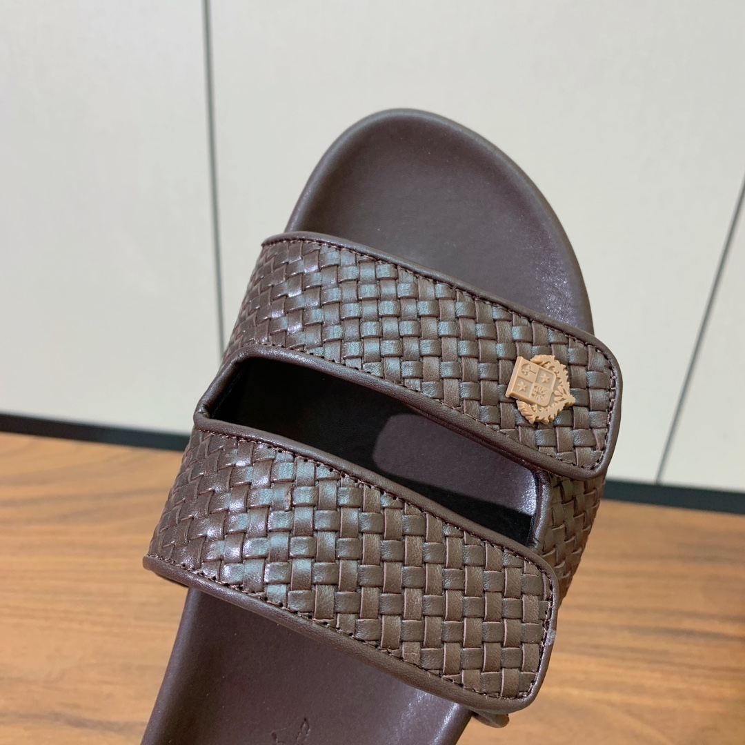 【Loro Piana】男款拖鞋。意大利顶级羊绒复古优雅低调奢华。时尚性与皮料实用性同样兼具依然全网最高