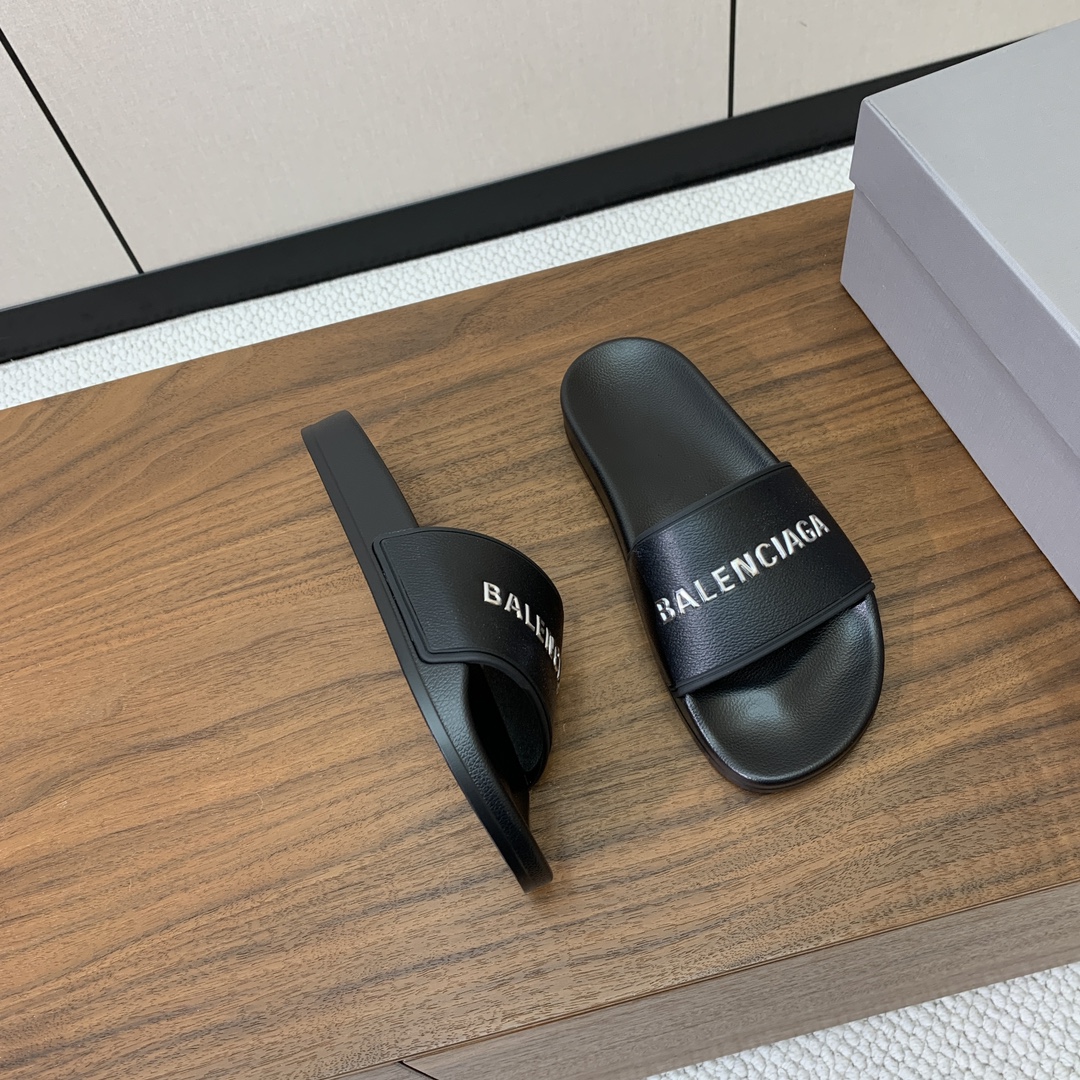 【Balengiacig*】经典拖鞋。一比一私模，突出后跟Logo，鞋底采用传统上乘PU，防滑耐磨，柔软