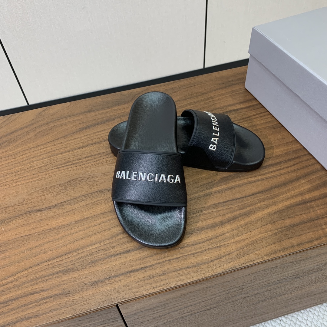 【Balengiacig*】经典拖鞋。一比一私模，突出后跟Logo，鞋底采用传统上乘PU，防滑耐磨，柔软