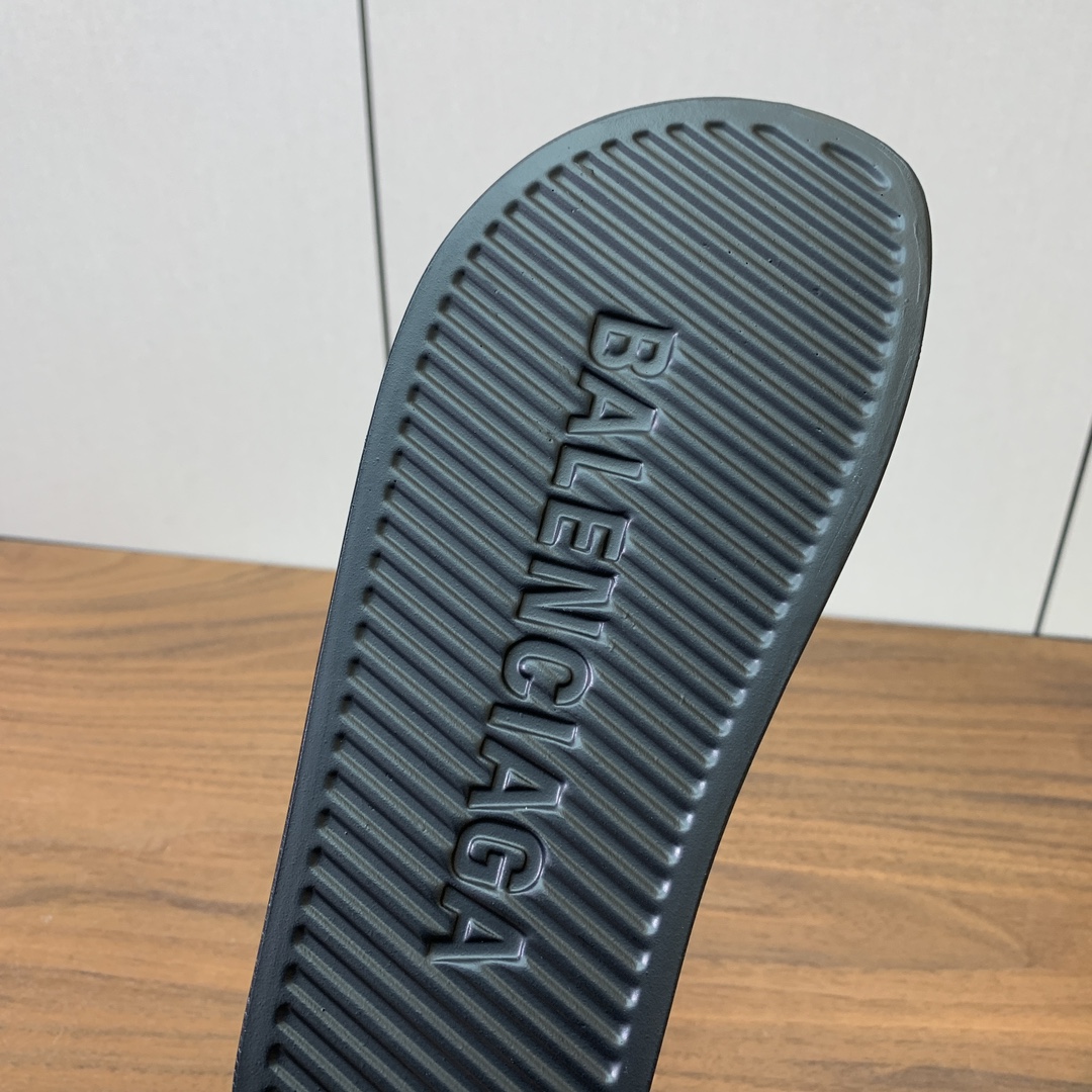 【Balengiacig*】经典拖鞋。一比一私模，突出后跟Logo，鞋底采用传统上乘PU，防滑耐磨，柔软