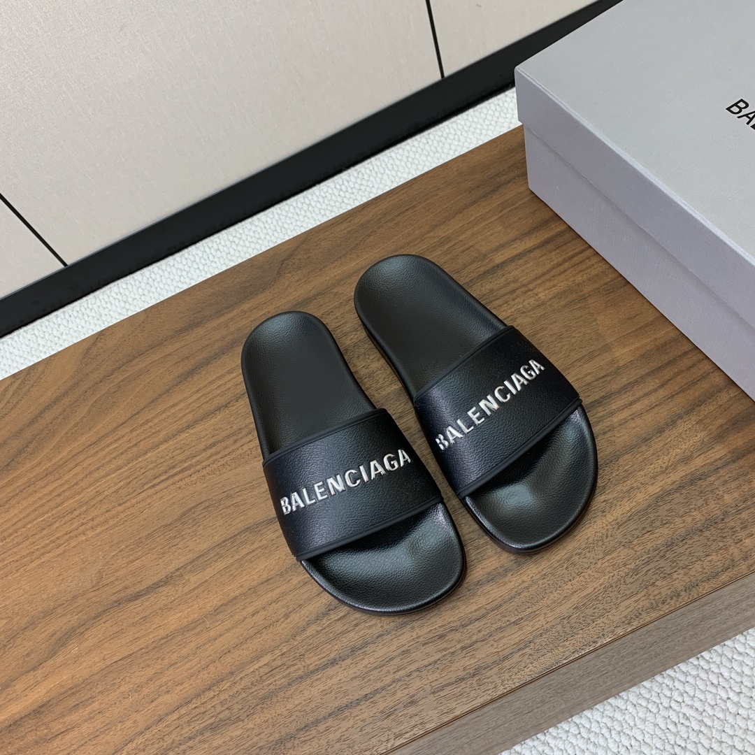 【Balengiacig*】经典拖鞋。一比一私模，突出后跟Logo，鞋底采用传统上乘PU，防滑耐磨，柔软