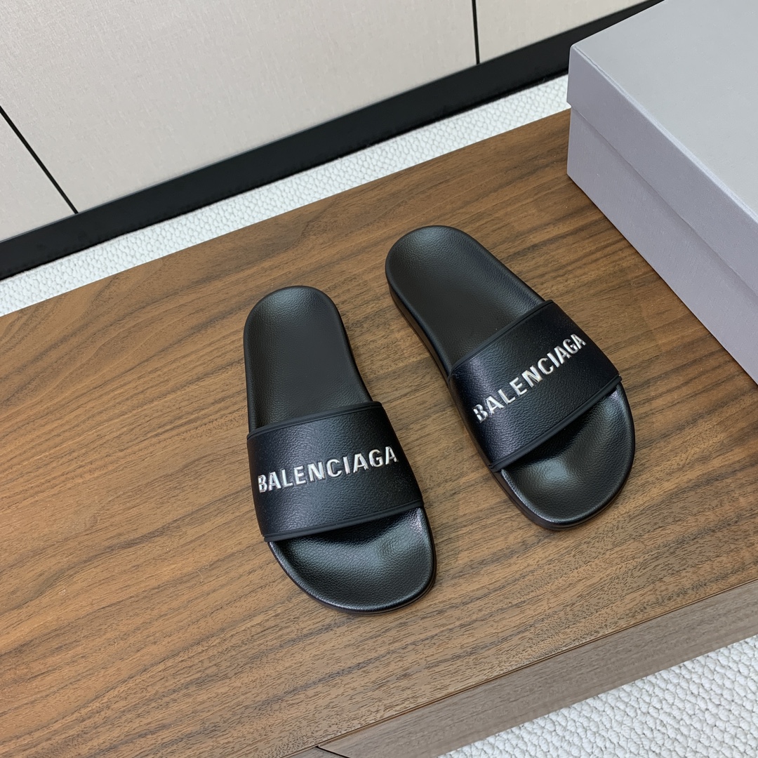 【Balengiacig*】经典拖鞋。一比一私模，突出后跟Logo，鞋底采用传统上乘PU，防滑耐磨，柔软
