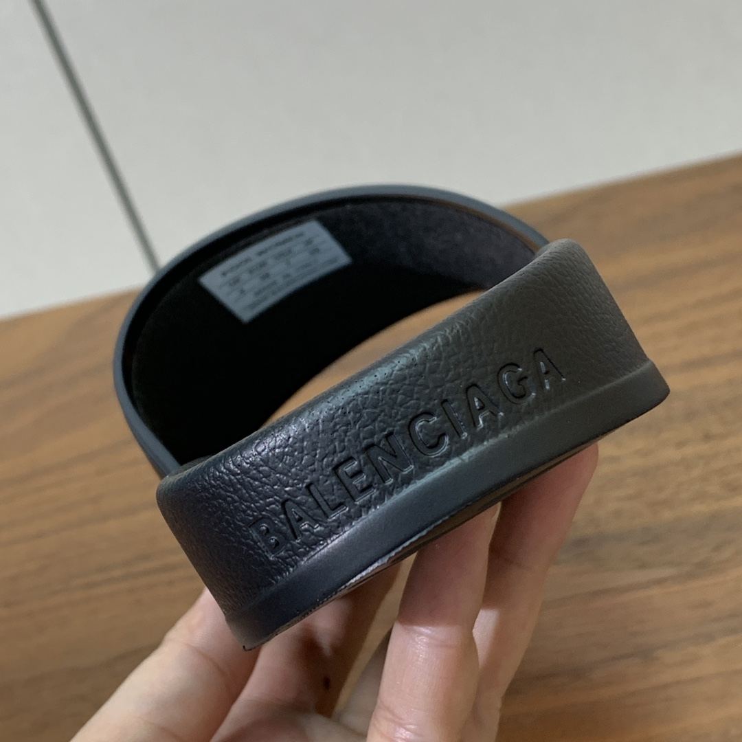 【Balengiacig*】经典拖鞋。一比一私模，突出后跟Logo，鞋底采用传统上乘PU，防滑耐磨，柔软