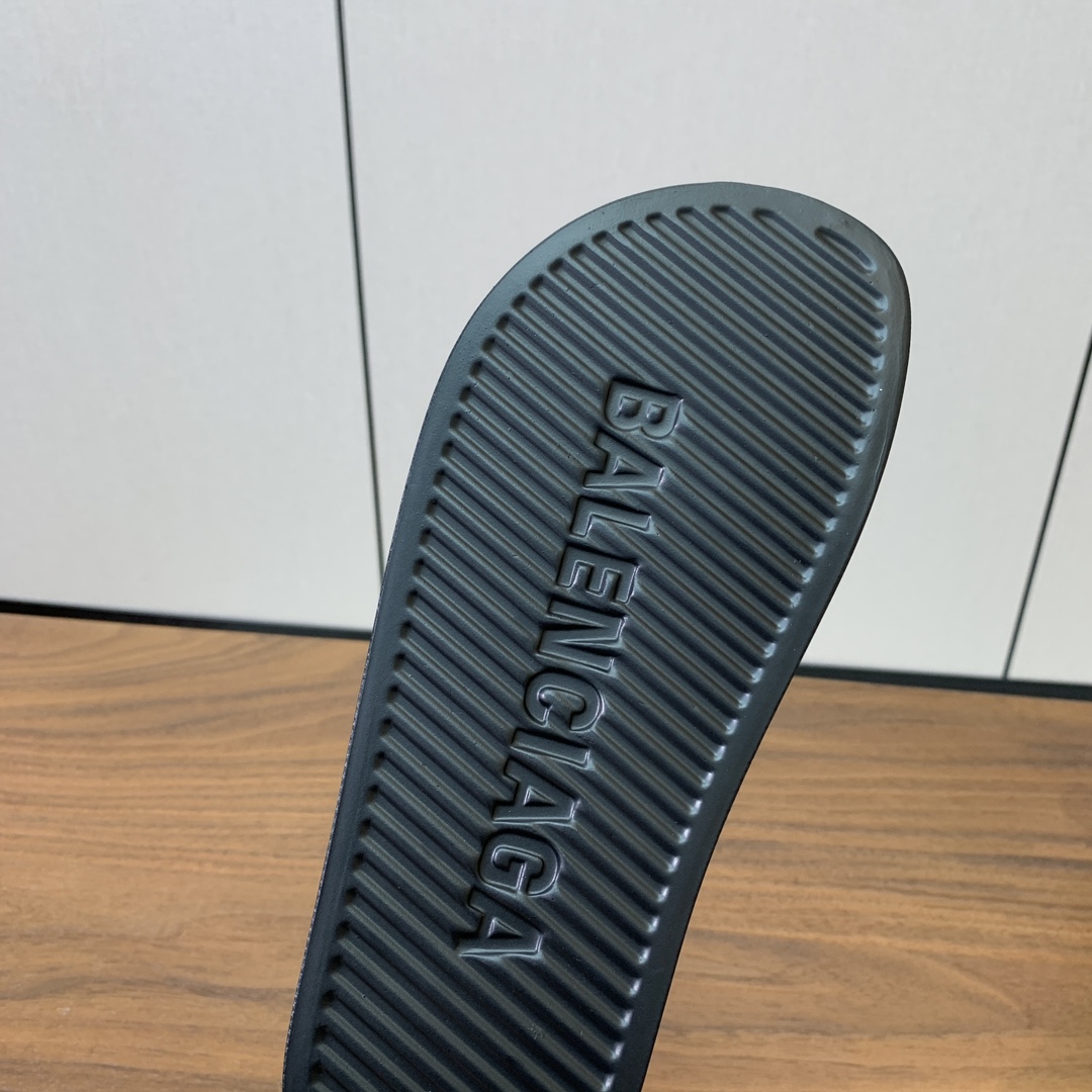 【Balengiacig*】经典拖鞋。一比一私模，突出后跟Logo，鞋底采用传统上乘PU，防滑耐磨，柔软
