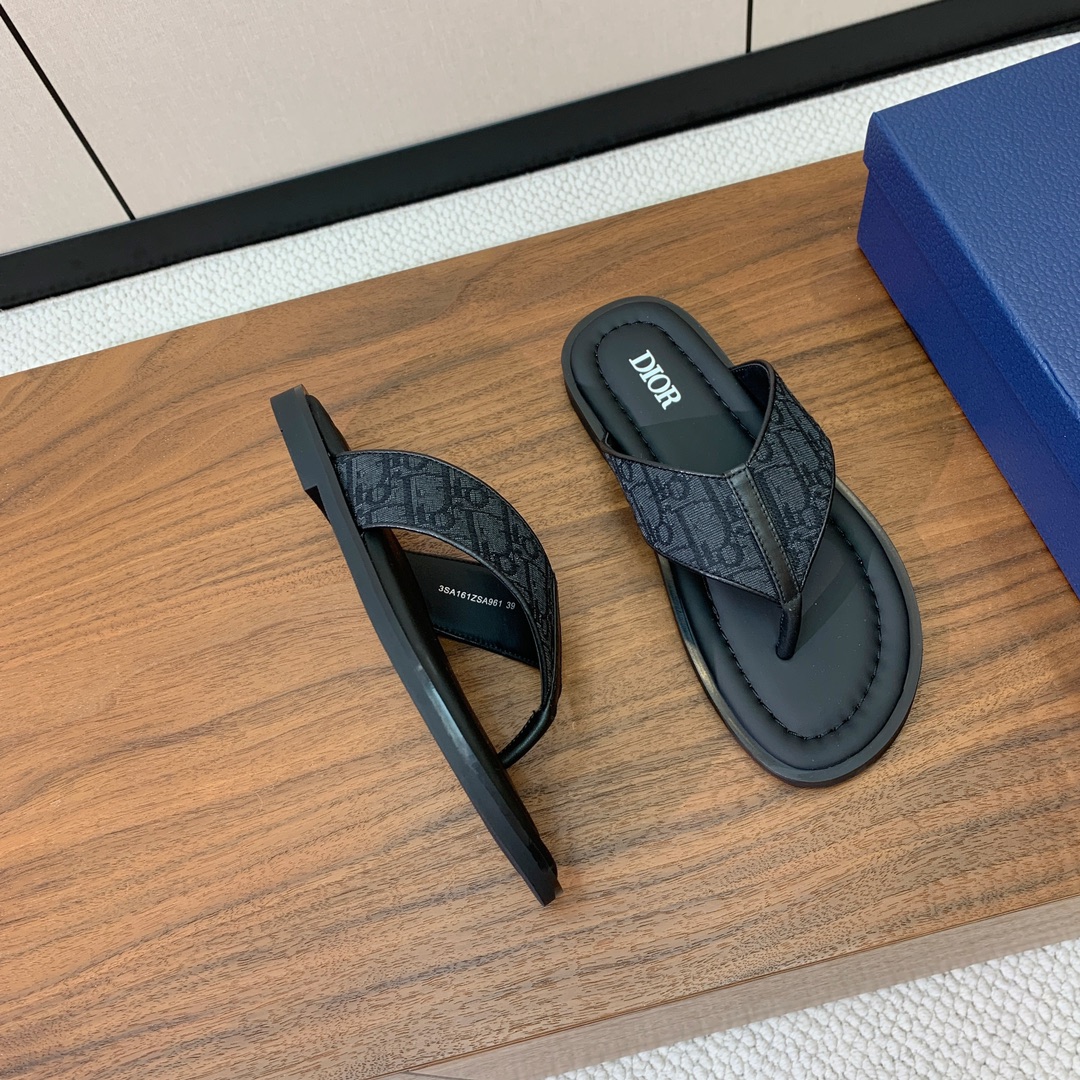 【Dio*】男士夹脚人字拖。彰显休闲高雅的风范。提花面料鞋面饰以经典的黑色 Oblique 印花，别具一