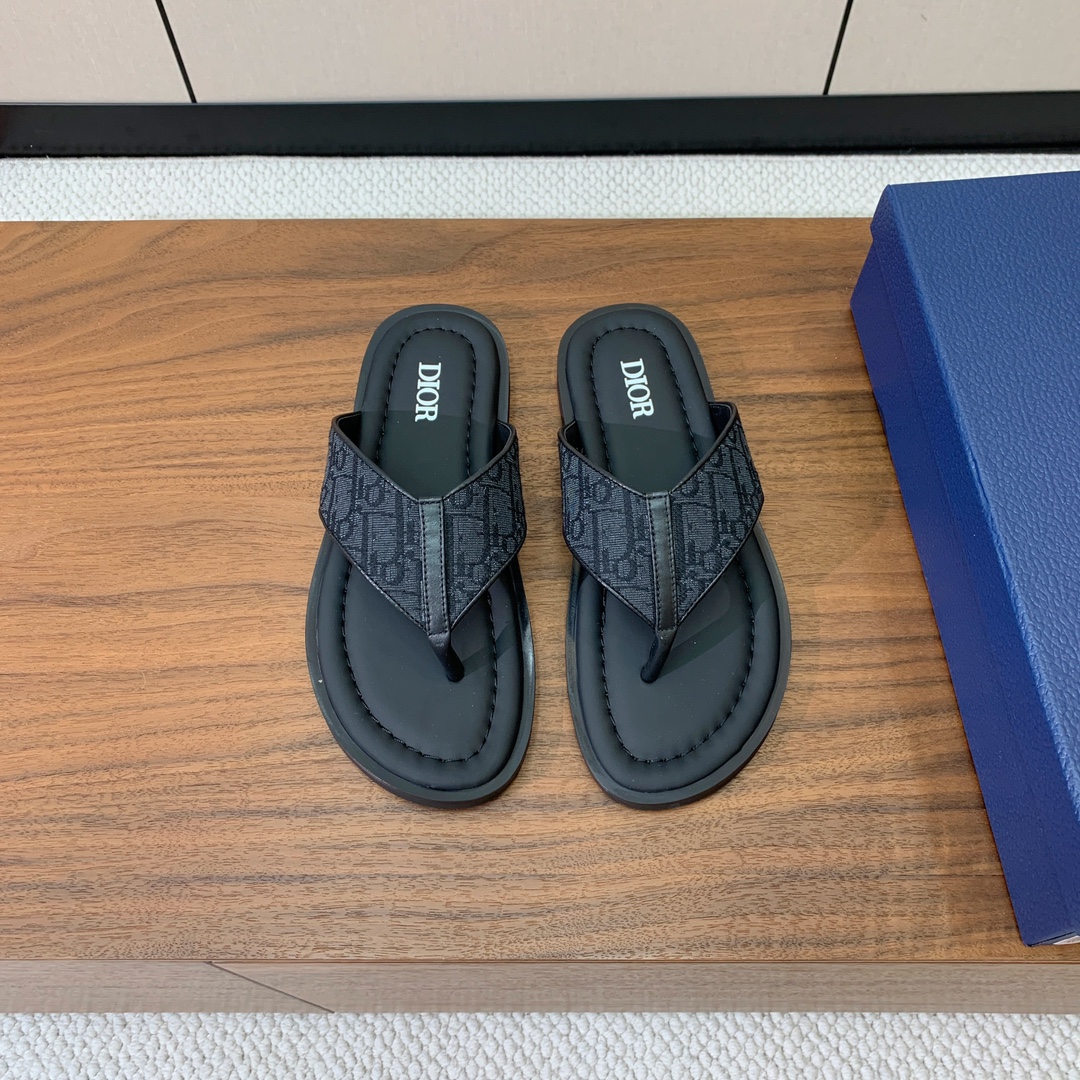 【Dio*】男士夹脚人字拖。彰显休闲高雅的风范。提花面料鞋面饰以经典的黑色 Oblique 印花，别具一