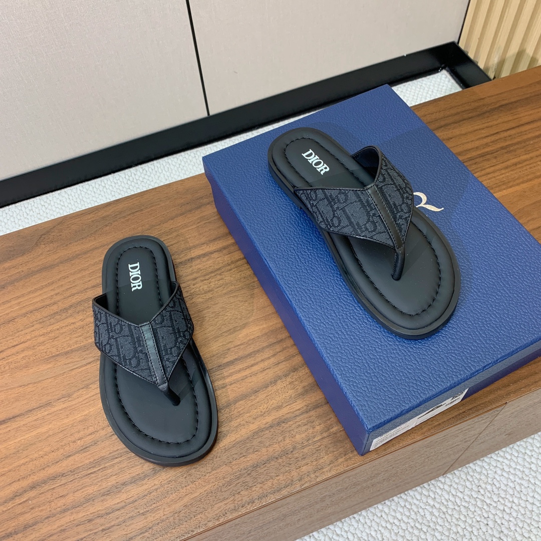 【Dio*】男士夹脚人字拖。彰显休闲高雅的风范。提花面料鞋面饰以经典的黑色 Oblique 印花，别具一