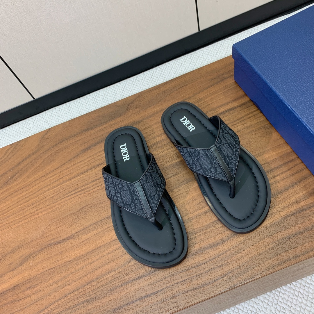 【Dio*】男士夹脚人字拖。彰显休闲高雅的风范。提花面料鞋面饰以经典的黑色 Oblique 印花，别具一