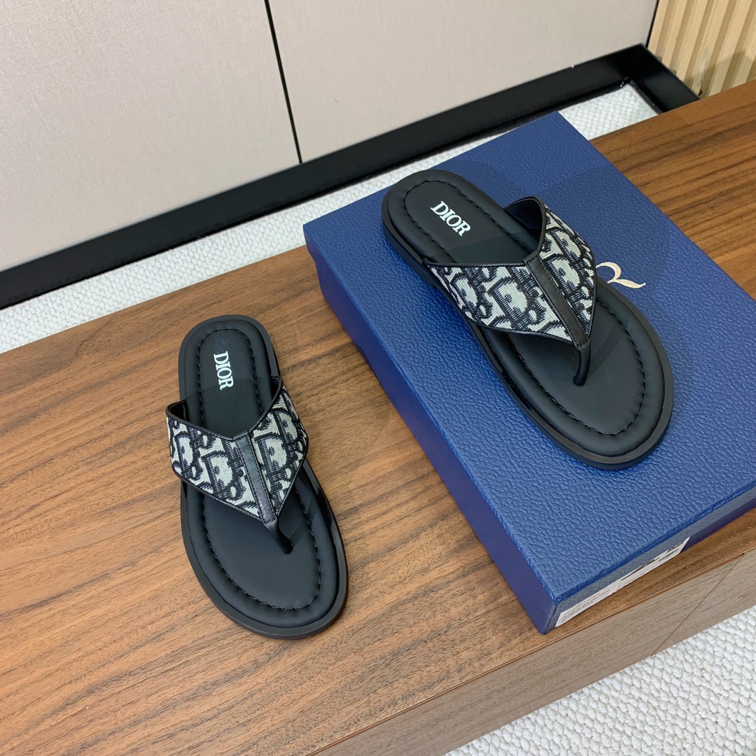 【Dio*】男士夹脚人字拖。彰显休闲高雅的风范。提花面料鞋面饰以经典的黑色 Oblique 印花，别具一