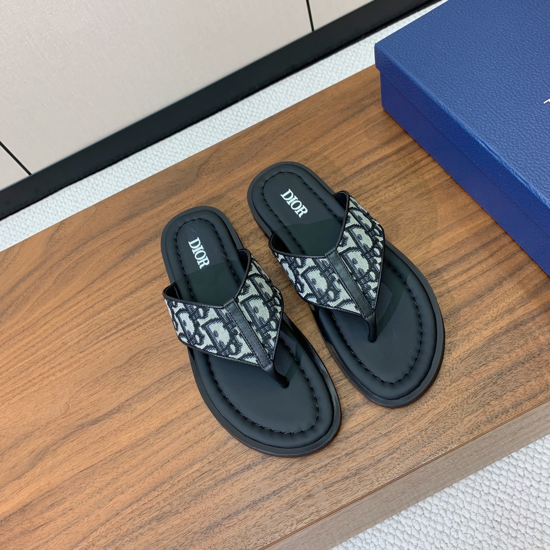 【Dio*】男士夹脚人字拖。彰显休闲高雅的风范。提花面料鞋面饰以经典的黑色 Oblique 印花，别具一