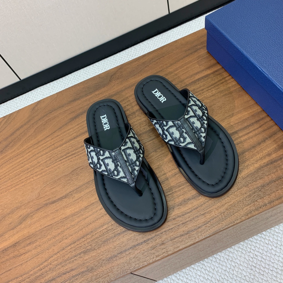 【Dio*】男士夹脚人字拖。彰显休闲高雅的风范。提花面料鞋面饰以经典的黑色 Oblique 印花，别具一