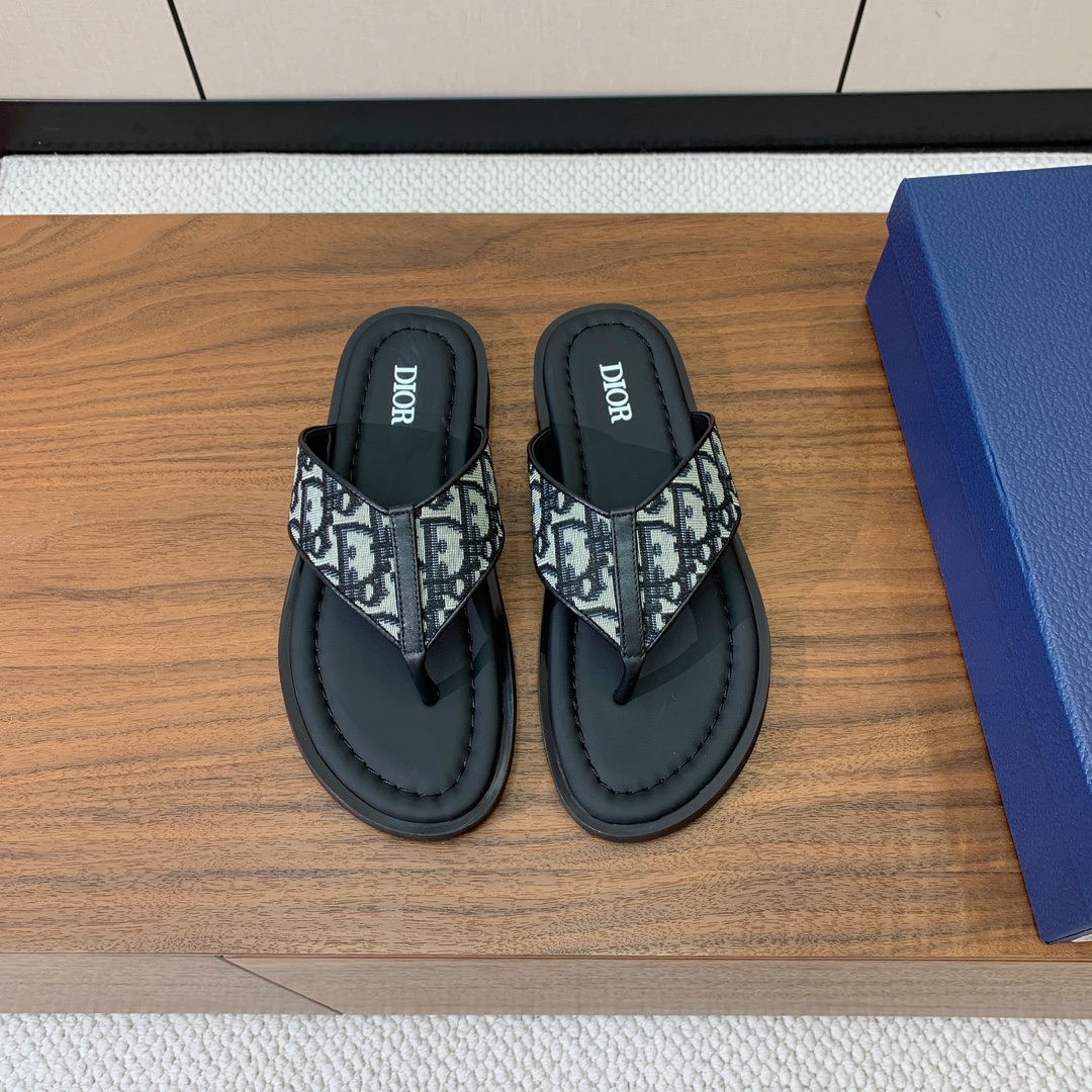 【Dio*】男士夹脚人字拖。彰显休闲高雅的风范。提花面料鞋面饰以经典的黑色 Oblique 印花，别具一