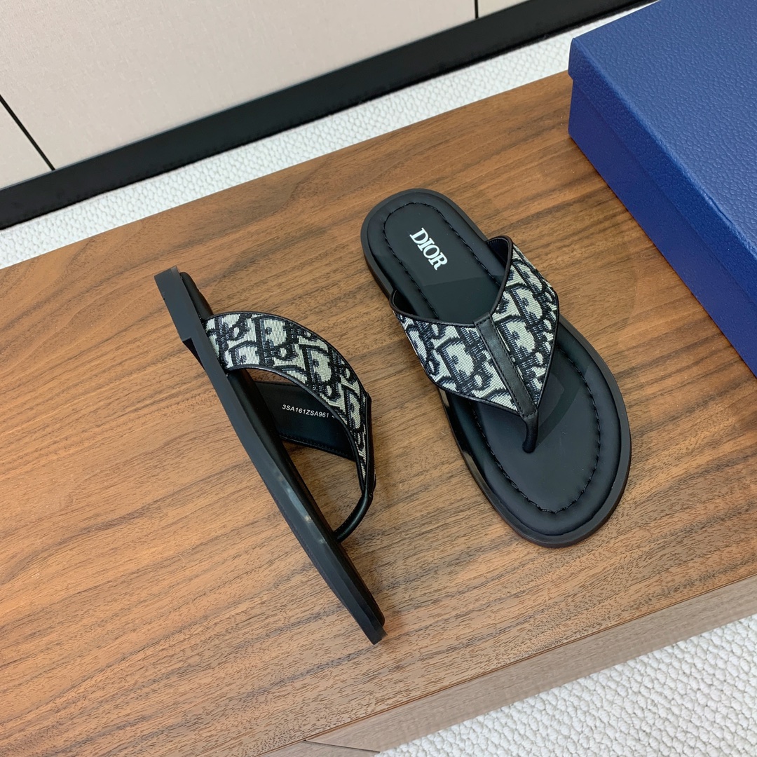 【Dio*】男士夹脚人字拖。彰显休闲高雅的风范。提花面料鞋面饰以经典的黑色 Oblique 印花，别具一