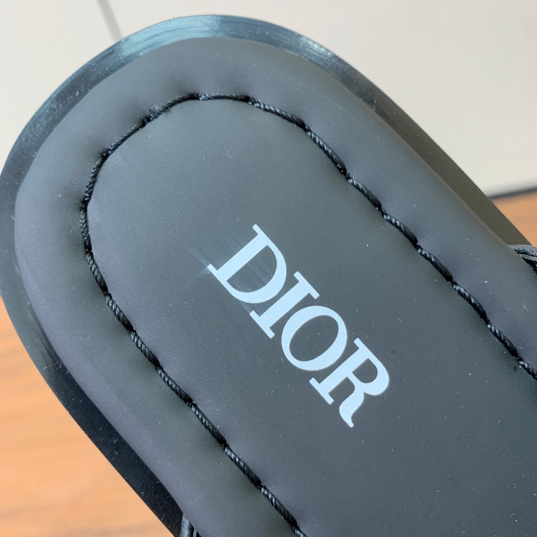 【Dio*】男士夹脚人字拖。彰显休闲高雅的风范。提花面料鞋面饰以经典的黑色 Oblique 印花，别具一
