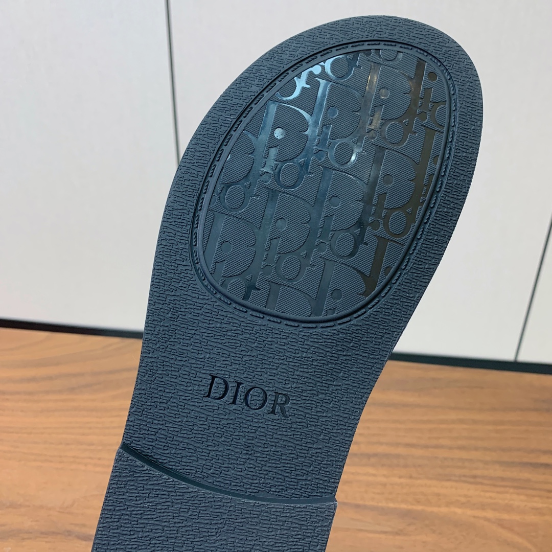 【Dio*】男士夹脚人字拖。彰显休闲高雅的风范。提花面料鞋面饰以经典的黑色 Oblique 印花，别具一