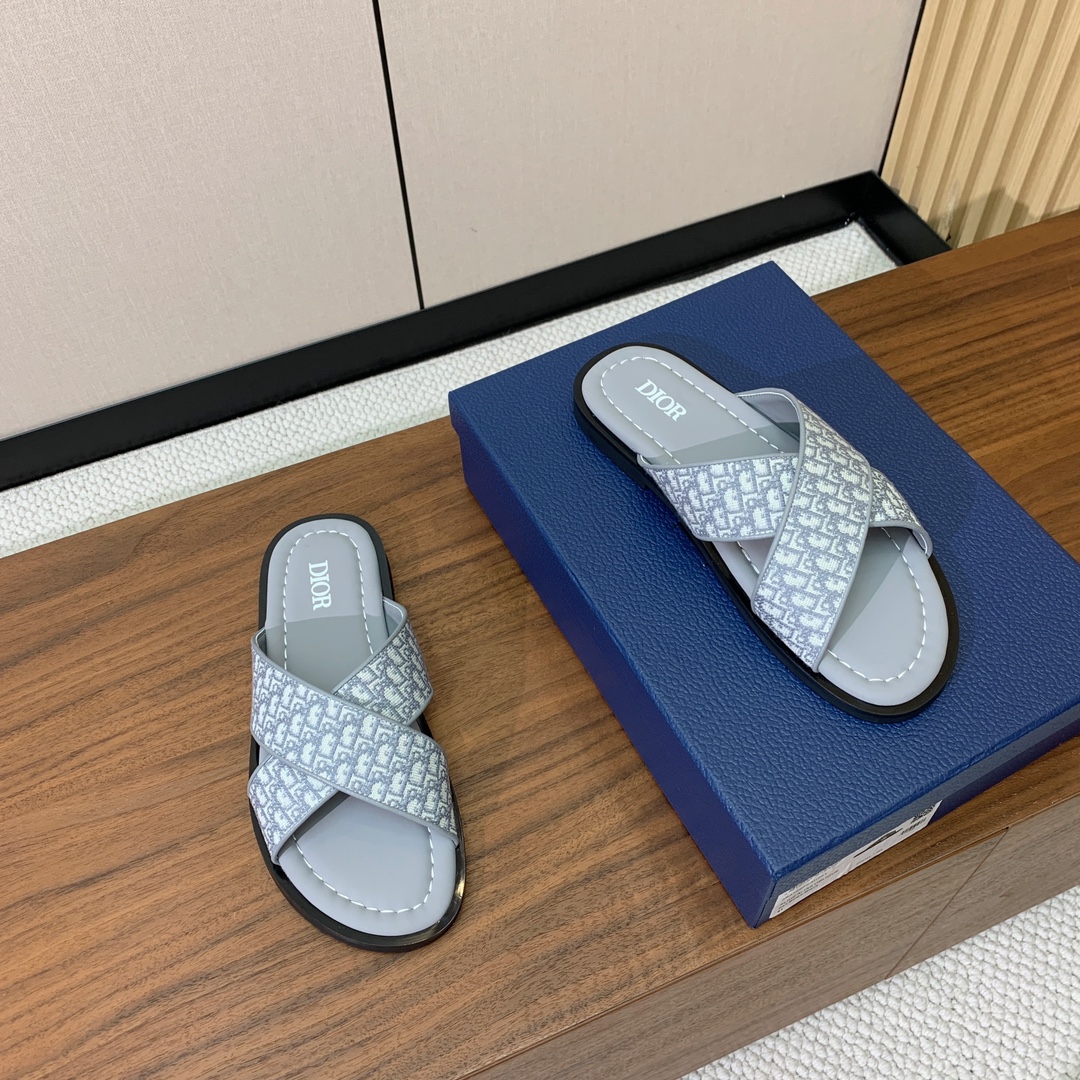 【Dio*】男士交叉拖鞋。彰显休闲高雅的风范。提花面料鞋面饰以经典的黑色 Oblique 印花，别具一格