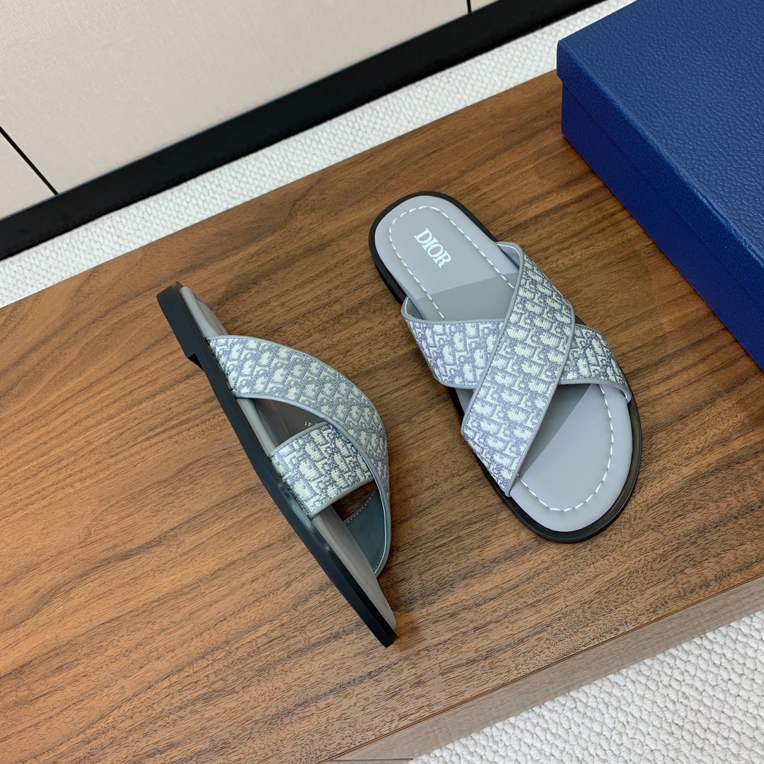 【Dio*】男士交叉拖鞋。彰显休闲高雅的风范。提花面料鞋面饰以经典的黑色 Oblique 印花，别具一格