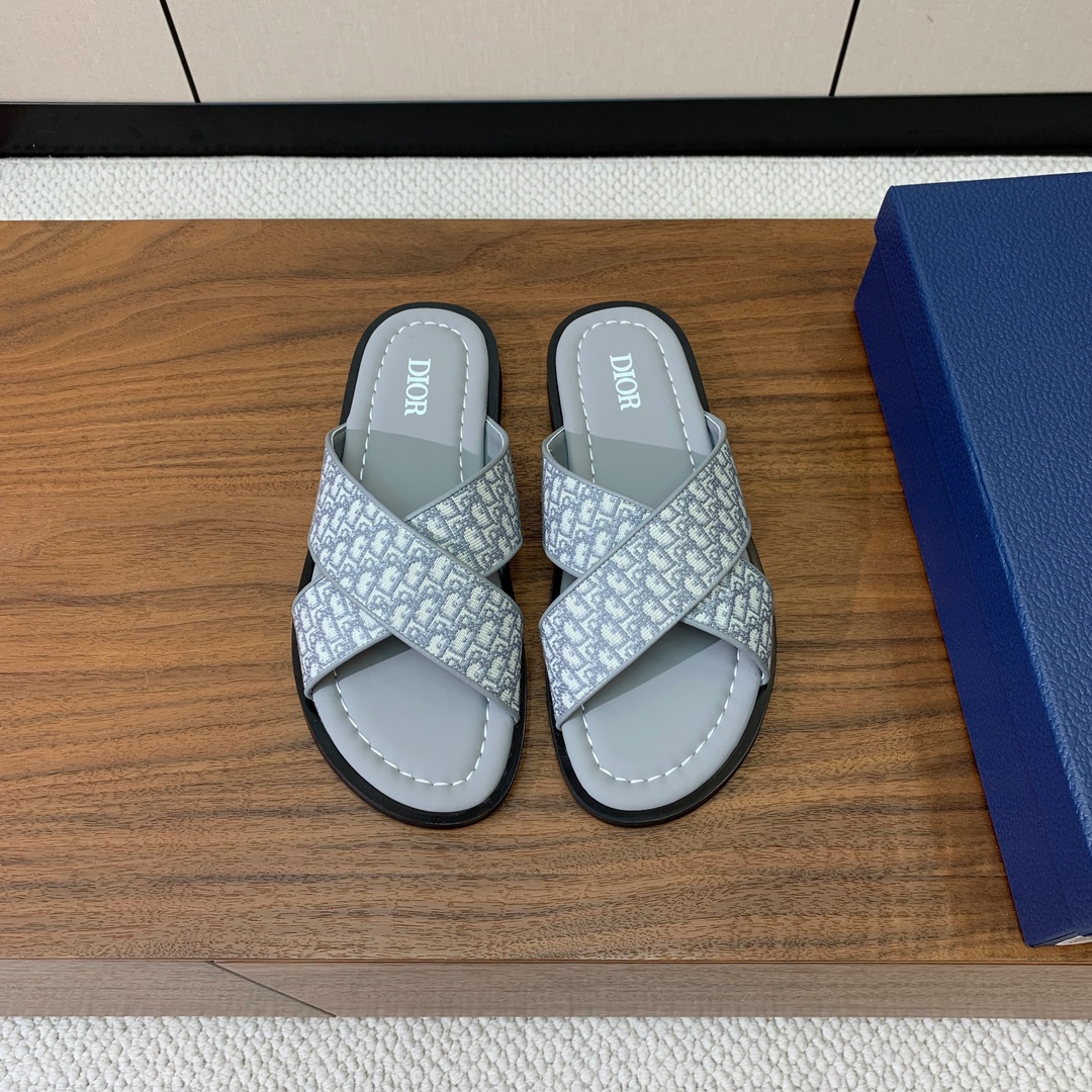 【Dio*】男士交叉拖鞋。彰显休闲高雅的风范。提花面料鞋面饰以经典的黑色 Oblique 印花，别具一格