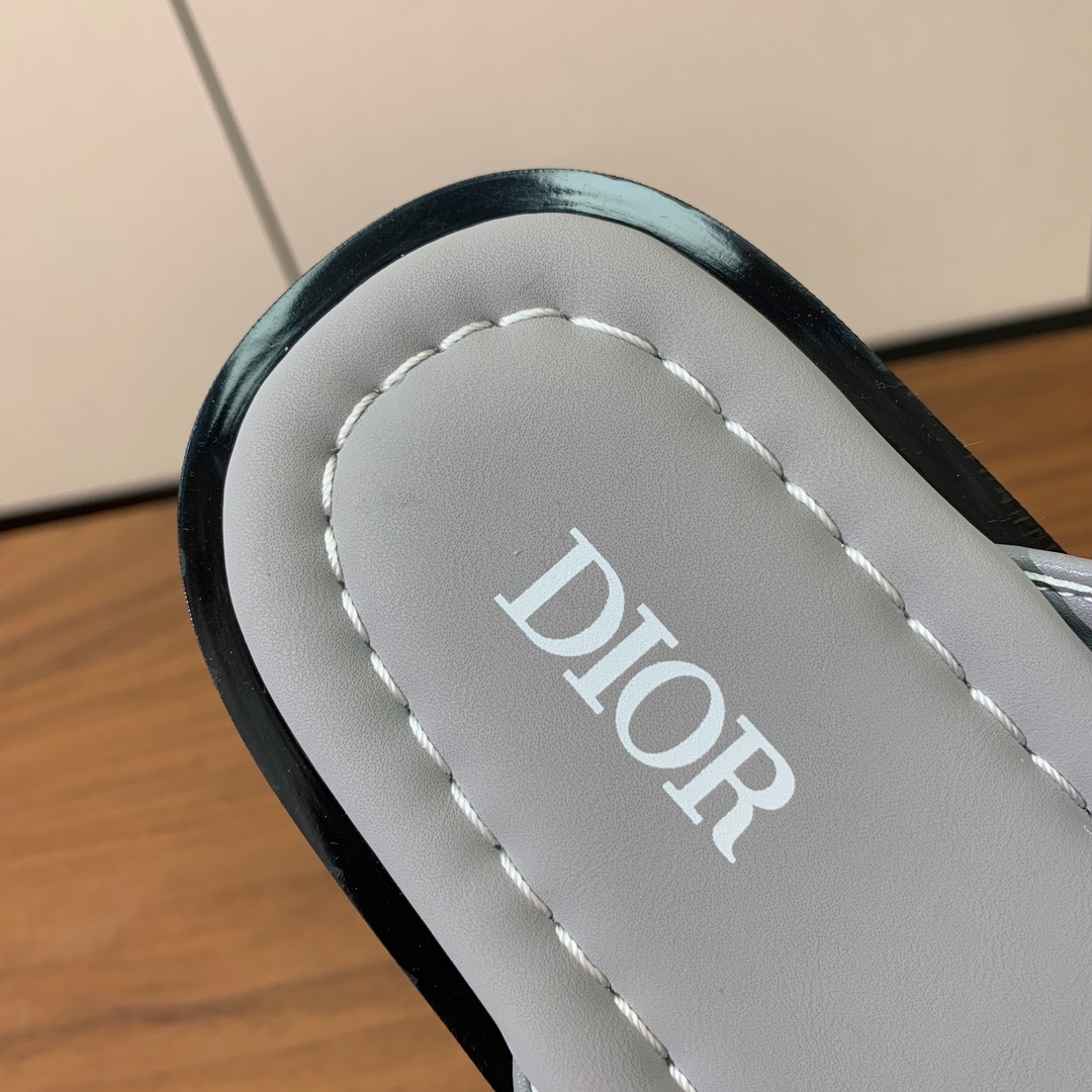 【Dio*】男士交叉拖鞋。彰显休闲高雅的风范。提花面料鞋面饰以经典的黑色 Oblique 印花，别具一格