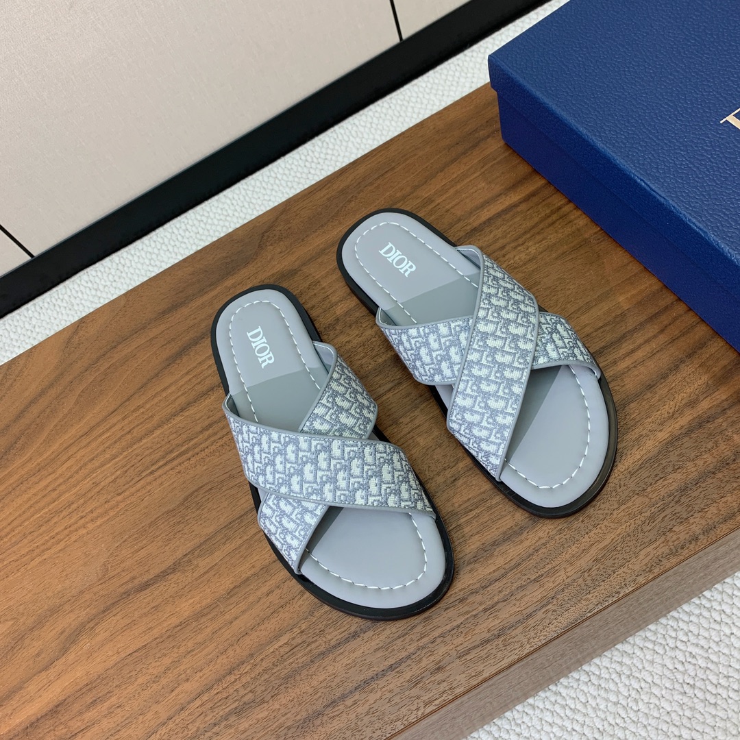 【Dio*】男士交叉拖鞋。彰显休闲高雅的风范。提花面料鞋面饰以经典的黑色 Oblique 印花，别具一格