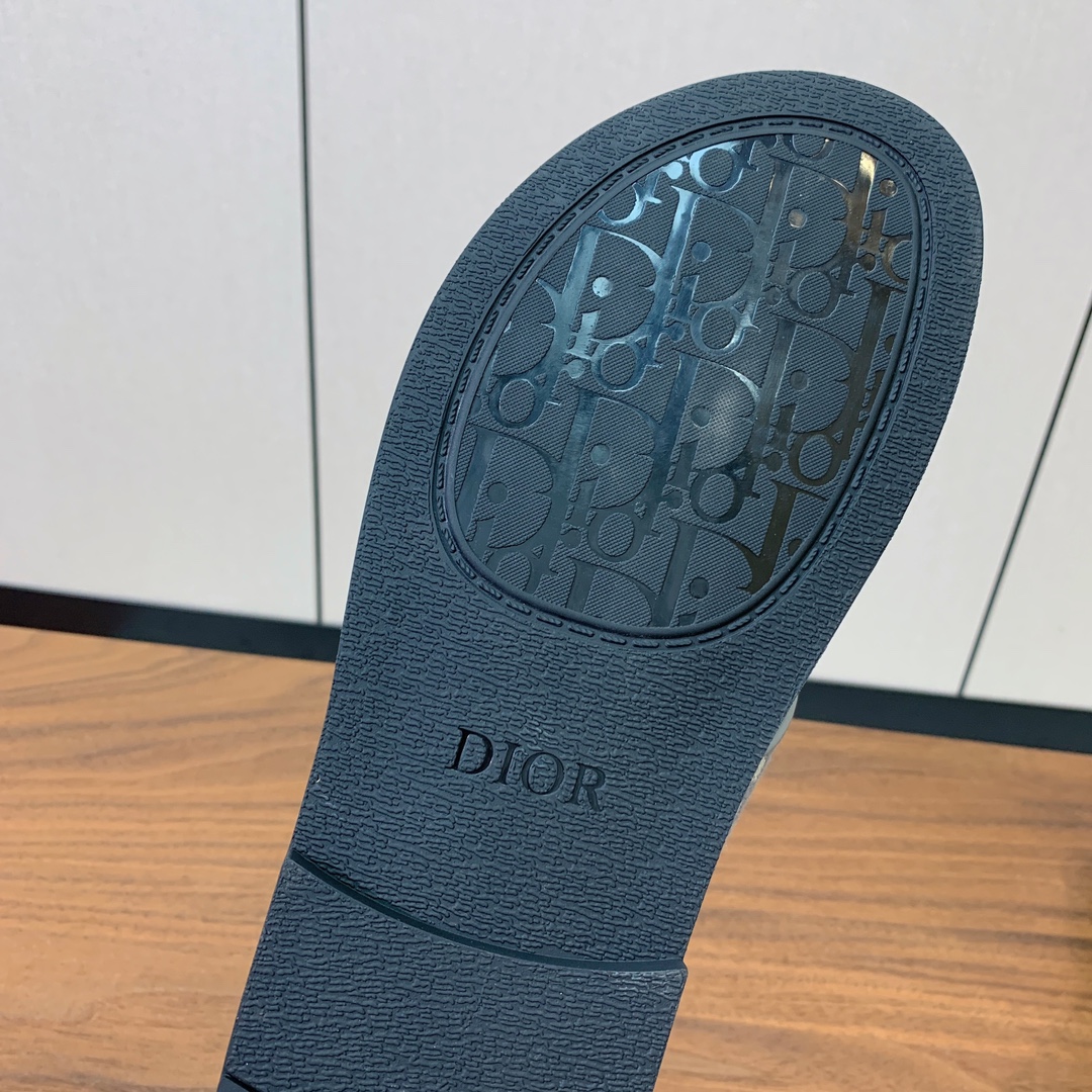 【Dio*】男士交叉拖鞋。彰显休闲高雅的风范。提花面料鞋面饰以经典的黑色 Oblique 印花，别具一格