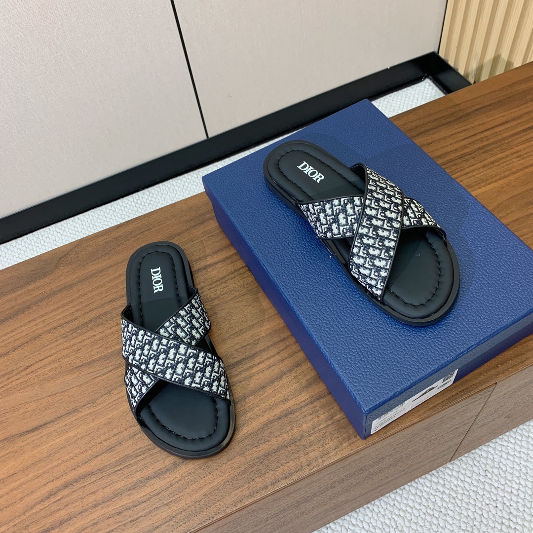 【Dio*】男士交叉拖鞋。彰显休闲高雅的风范。提花面料鞋面饰以经典的黑色 Oblique 印花，别具一格