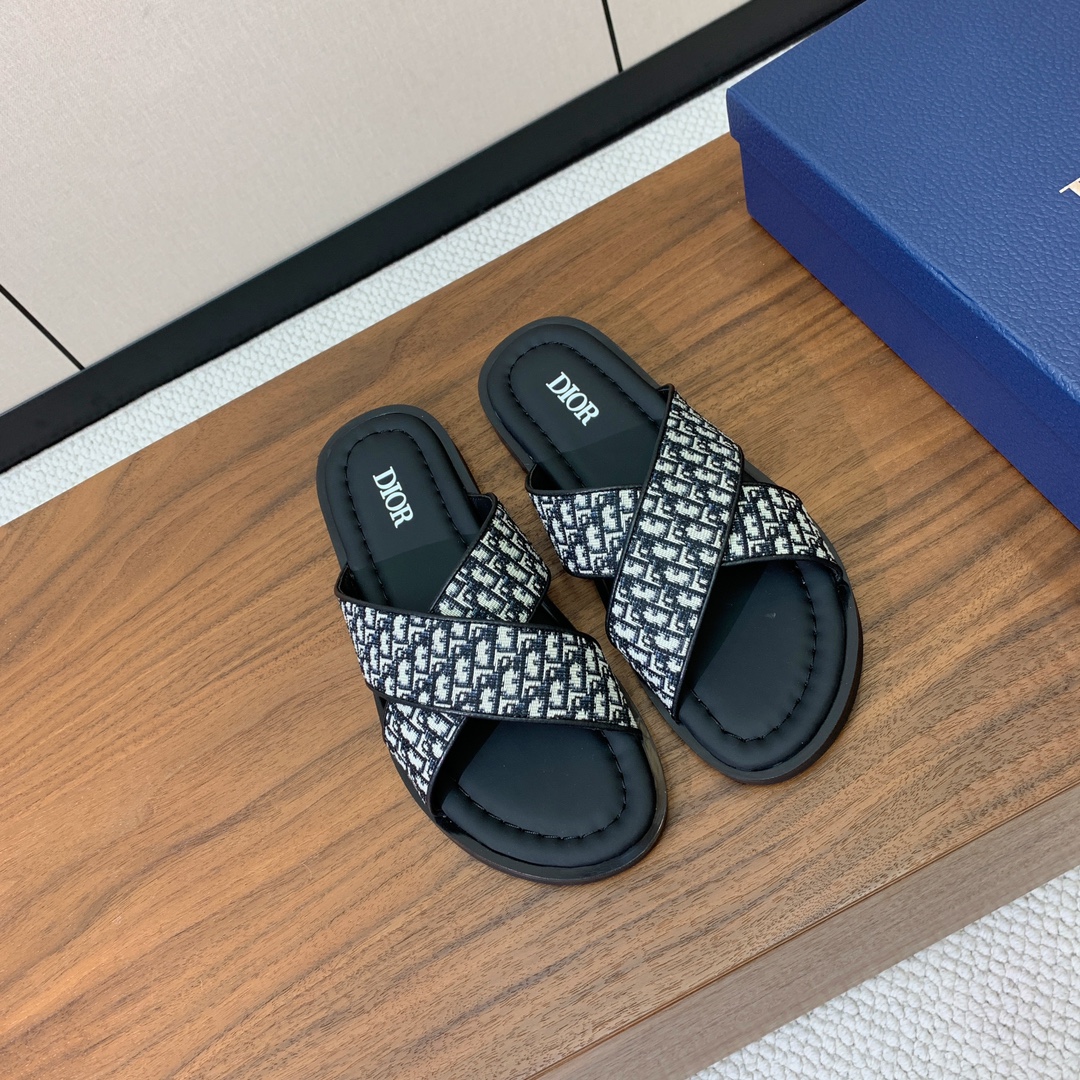 【Dio*】男士交叉拖鞋。彰显休闲高雅的风范。提花面料鞋面饰以经典的黑色 Oblique 印花，别具一格