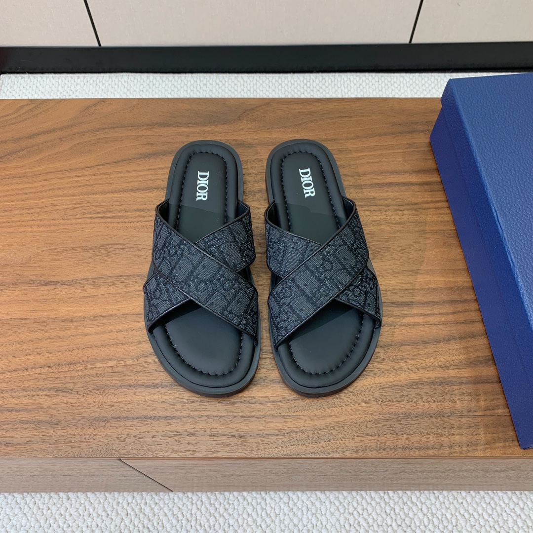 【Dio*】男士交叉拖鞋。彰显休闲高雅的风范。提花面料鞋面饰以经典的黑色 Oblique 印花，别具一格
