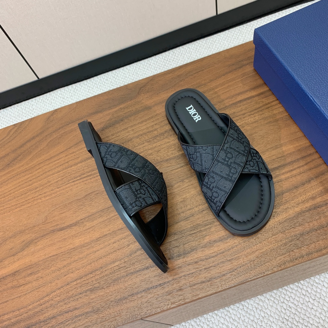 【Dio*】男士交叉拖鞋。彰显休闲高雅的风范。提花面料鞋面饰以经典的黑色 Oblique 印花，别具一格