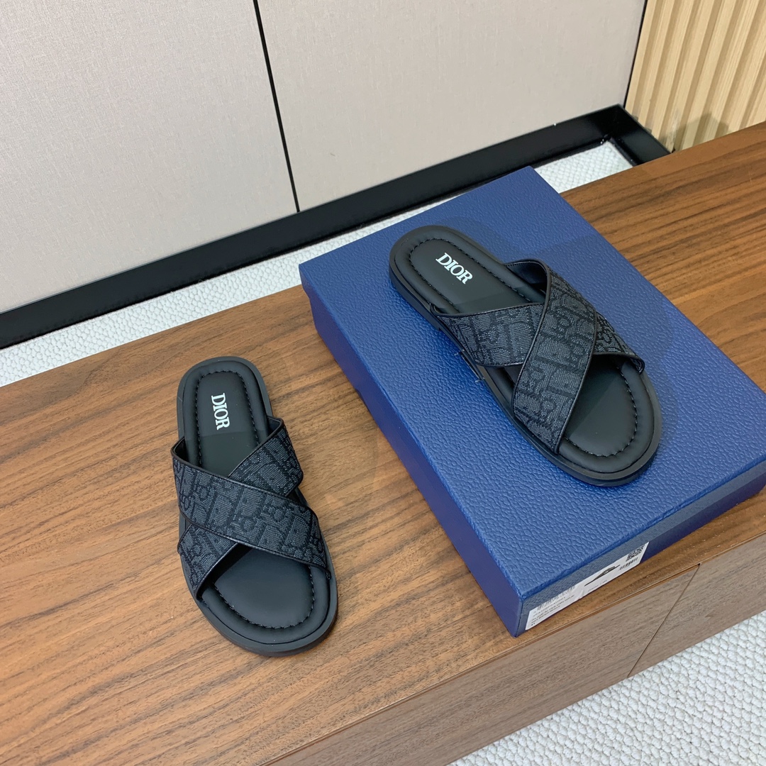 【Dio*】男士交叉拖鞋。彰显休闲高雅的风范。提花面料鞋面饰以经典的黑色 Oblique 印花，别具一格