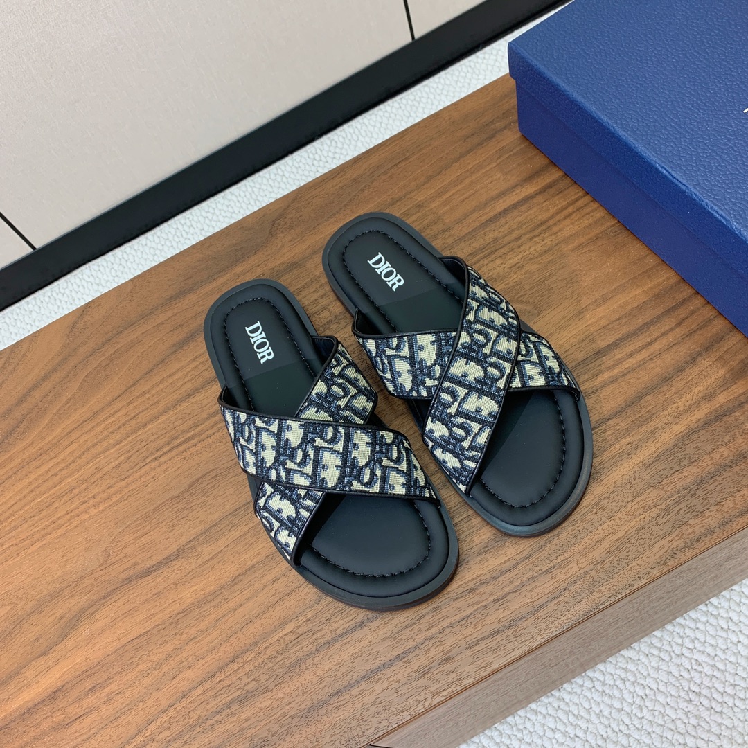 【Dio*】男士交叉拖鞋。彰显休闲高雅的风范。提花面料鞋面饰以经典的黑色 Oblique 印花，别具一格