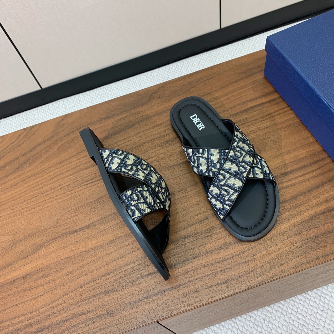 【Dio*】男士交叉拖鞋。彰显休闲高雅的风范。提花面料鞋面饰以经典的黑色 Oblique 印花，别具一格