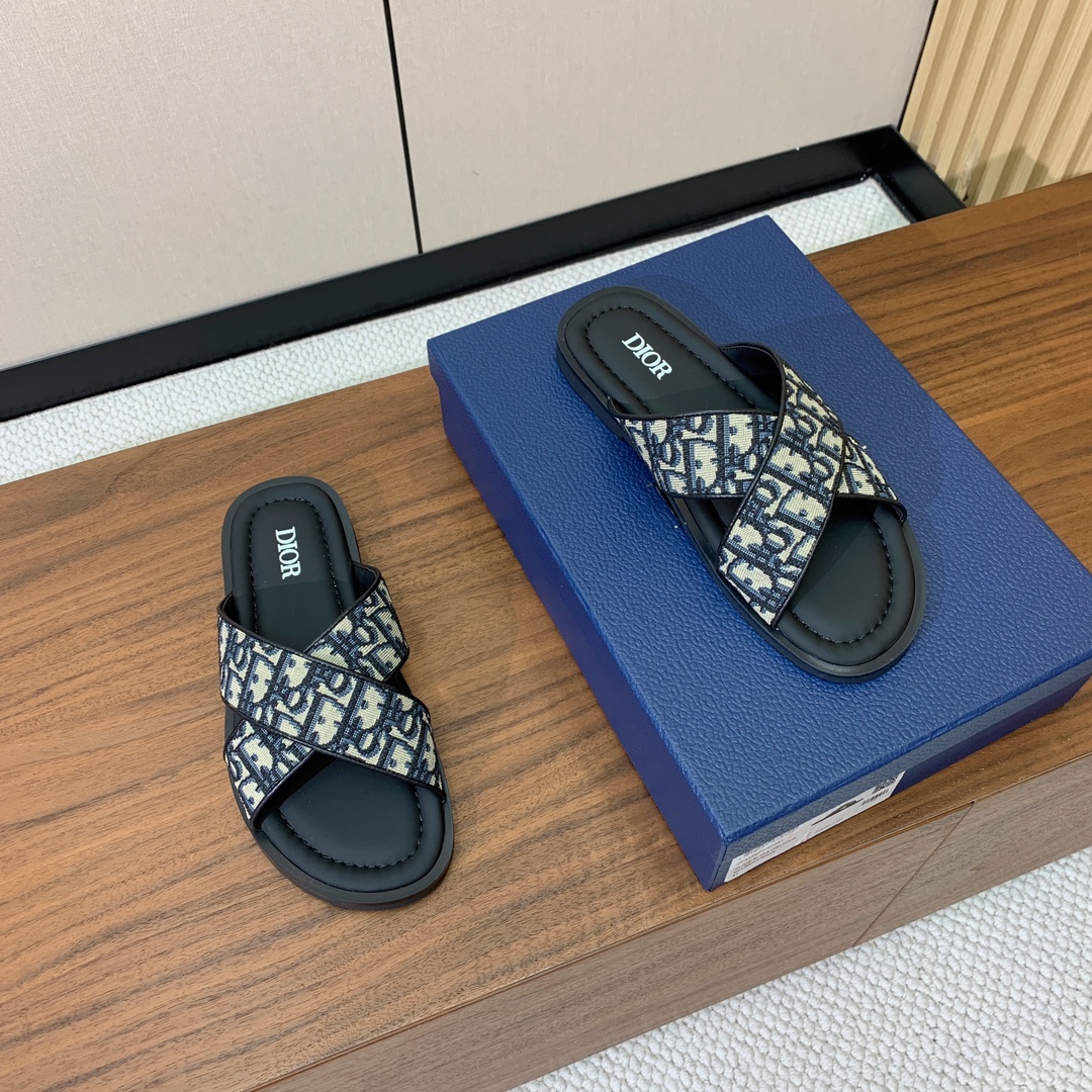 【Dio*】男士交叉拖鞋。彰显休闲高雅的风范。提花面料鞋面饰以经典的黑色 Oblique 印花，别具一格