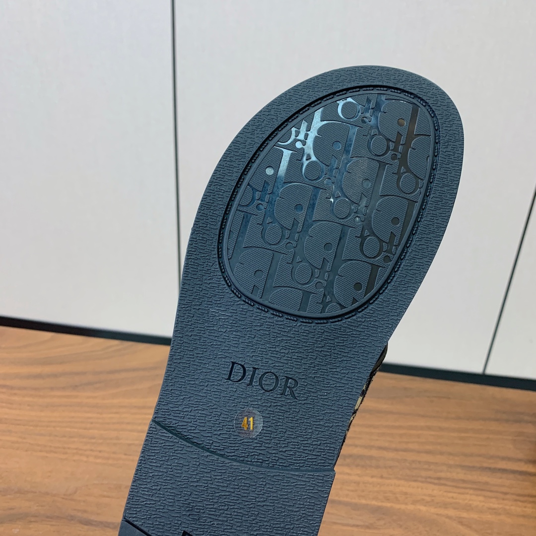 【Dio*】男士交叉拖鞋。彰显休闲高雅的风范。提花面料鞋面饰以经典的黑色 Oblique 印花，别具一格