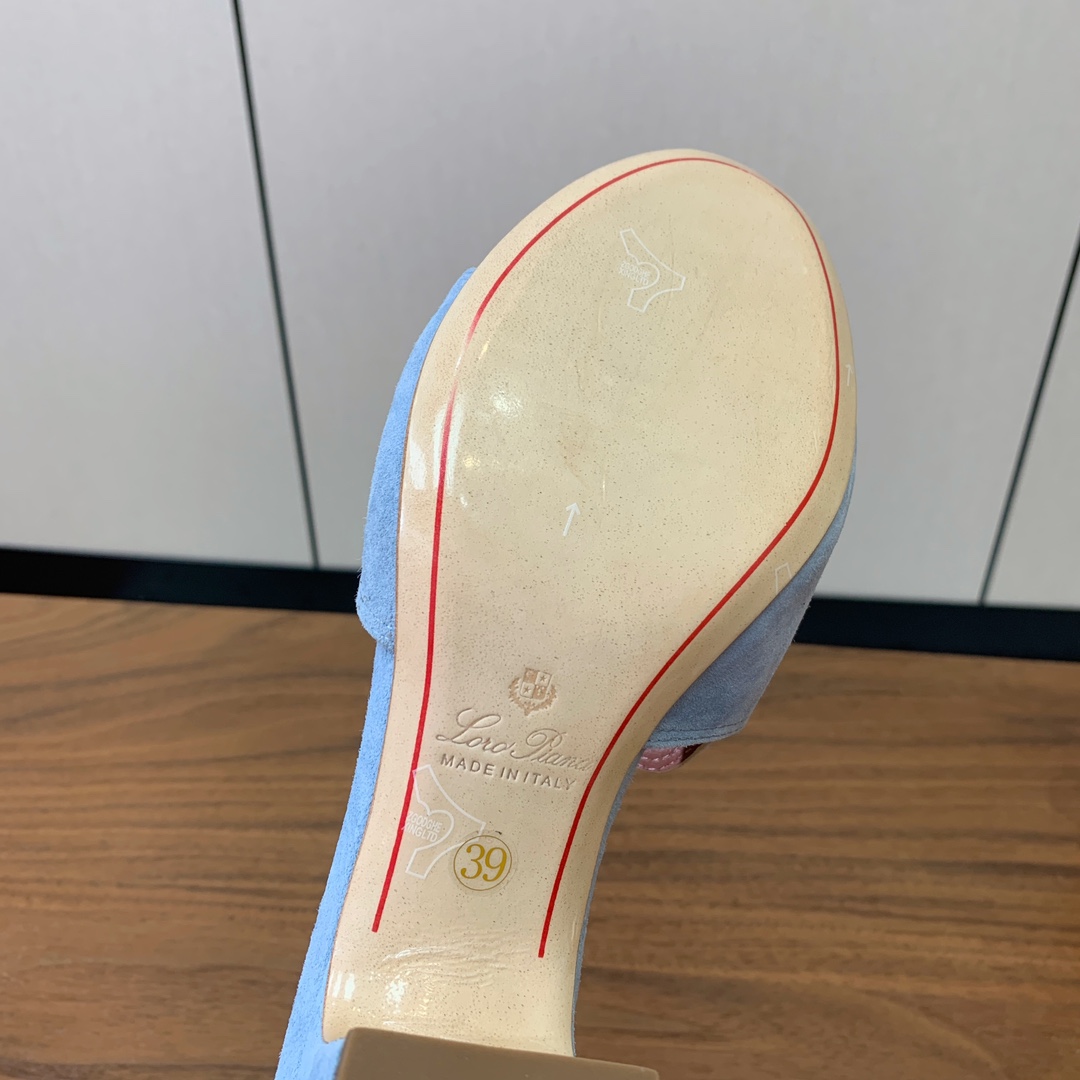 【Loro Piana】羊京中跟拖鞋。鞋面羊京，羊皮内里及垫脚。真皮中底，真皮包跟。进口真皮大底，跟高5