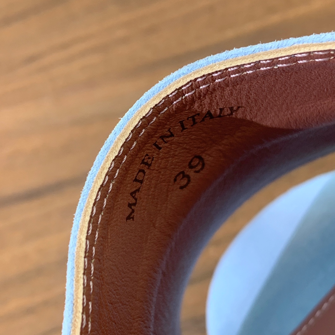 【Loro Piana】羊京中跟拖鞋。鞋面羊京，羊皮内里及垫脚。真皮中底，真皮包跟。进口真皮大底，跟高5