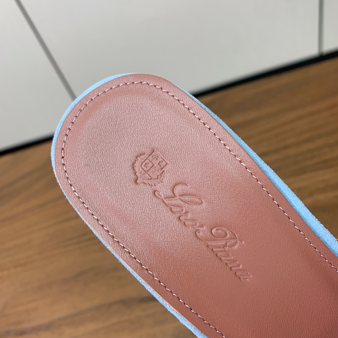 【Loro Piana】羊京中跟拖鞋。鞋面羊京，羊皮内里及垫脚。真皮中底，真皮包跟。进口真皮大底，跟高5