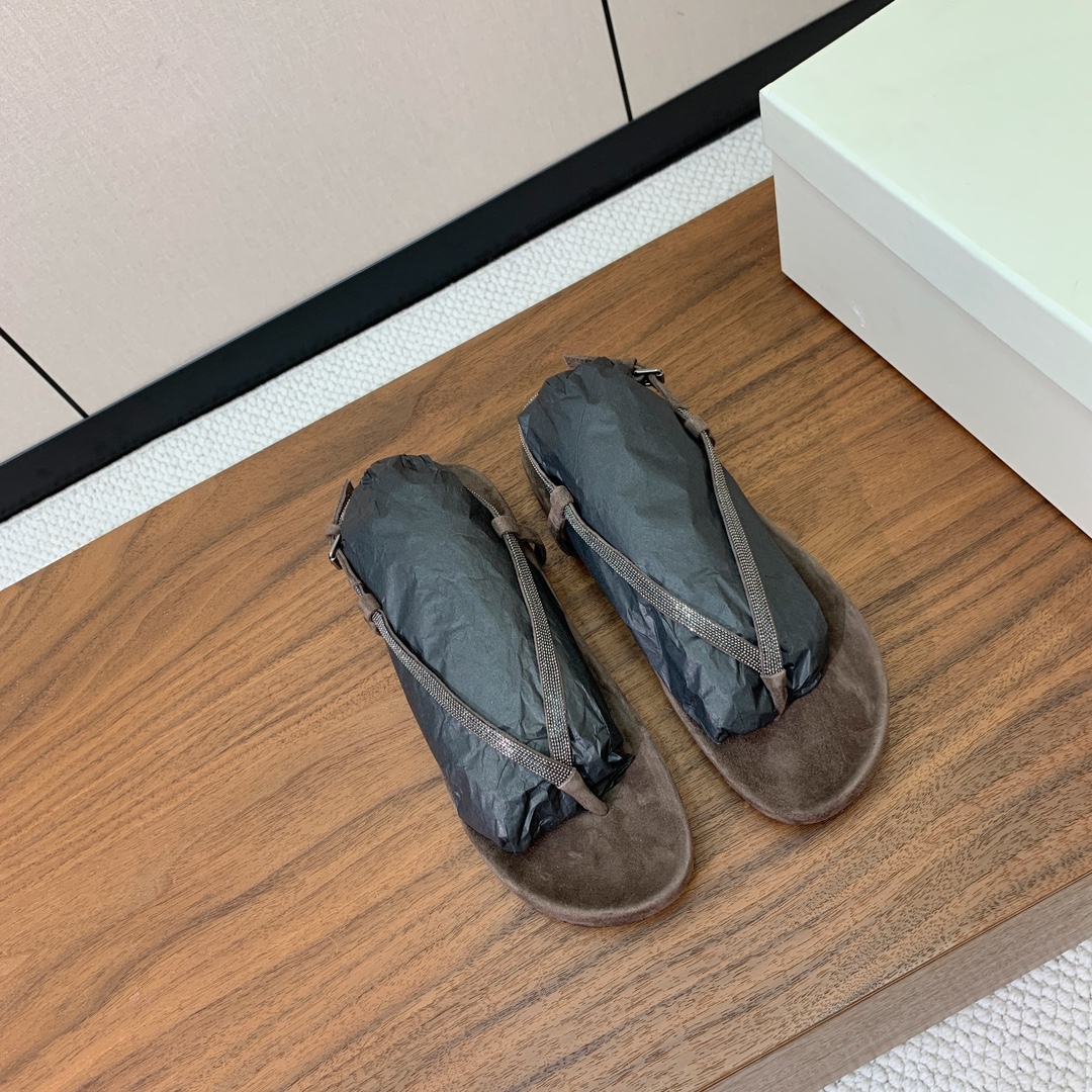 【BRUNELL* CUCINELL*】夹趾凉鞋。材质：羊京➕纯手工串联珠链配饰。
码数：35-41（3