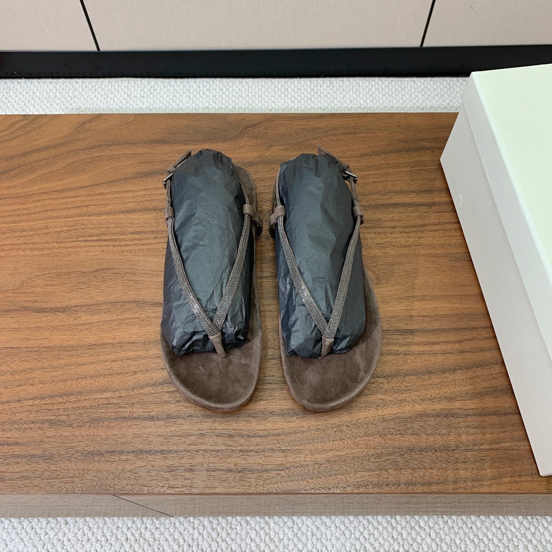 【BRUNELL* CUCINELL*】夹趾凉鞋。材质：羊京➕纯手工串联珠链配饰。
码数：35-41（3