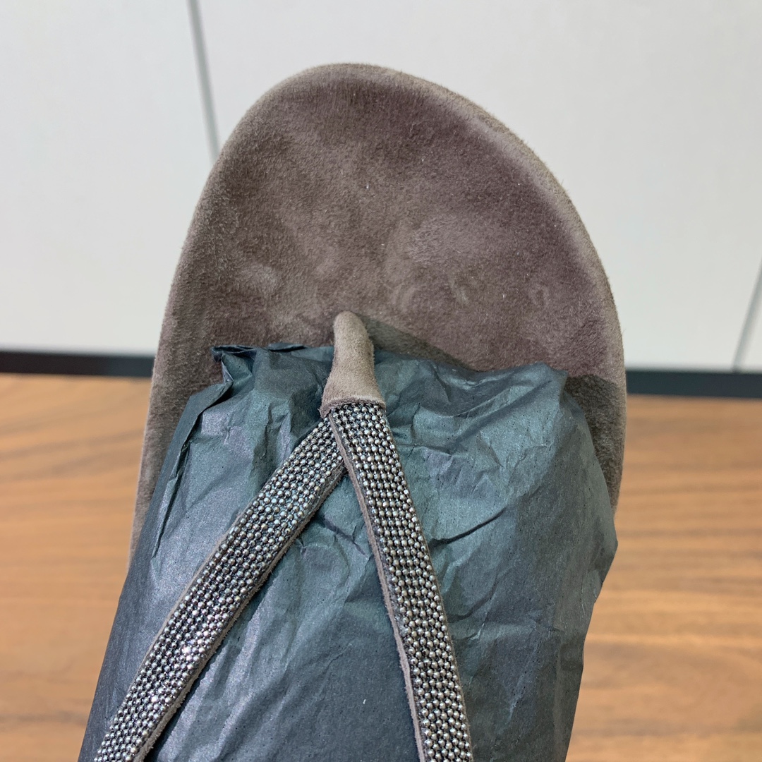 【BRUNELL* CUCINELL*】夹趾凉鞋。材质：羊京➕纯手工串联珠链配饰。
码数：35-41（3