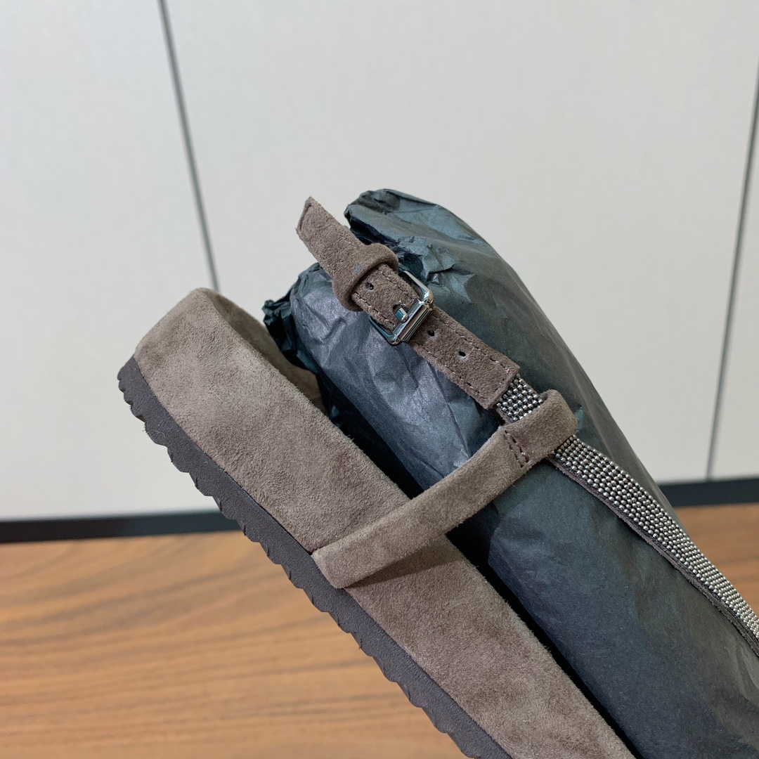 【BRUNELL* CUCINELL*】夹趾凉鞋。材质：羊京➕纯手工串联珠链配饰。
码数：35-41（3