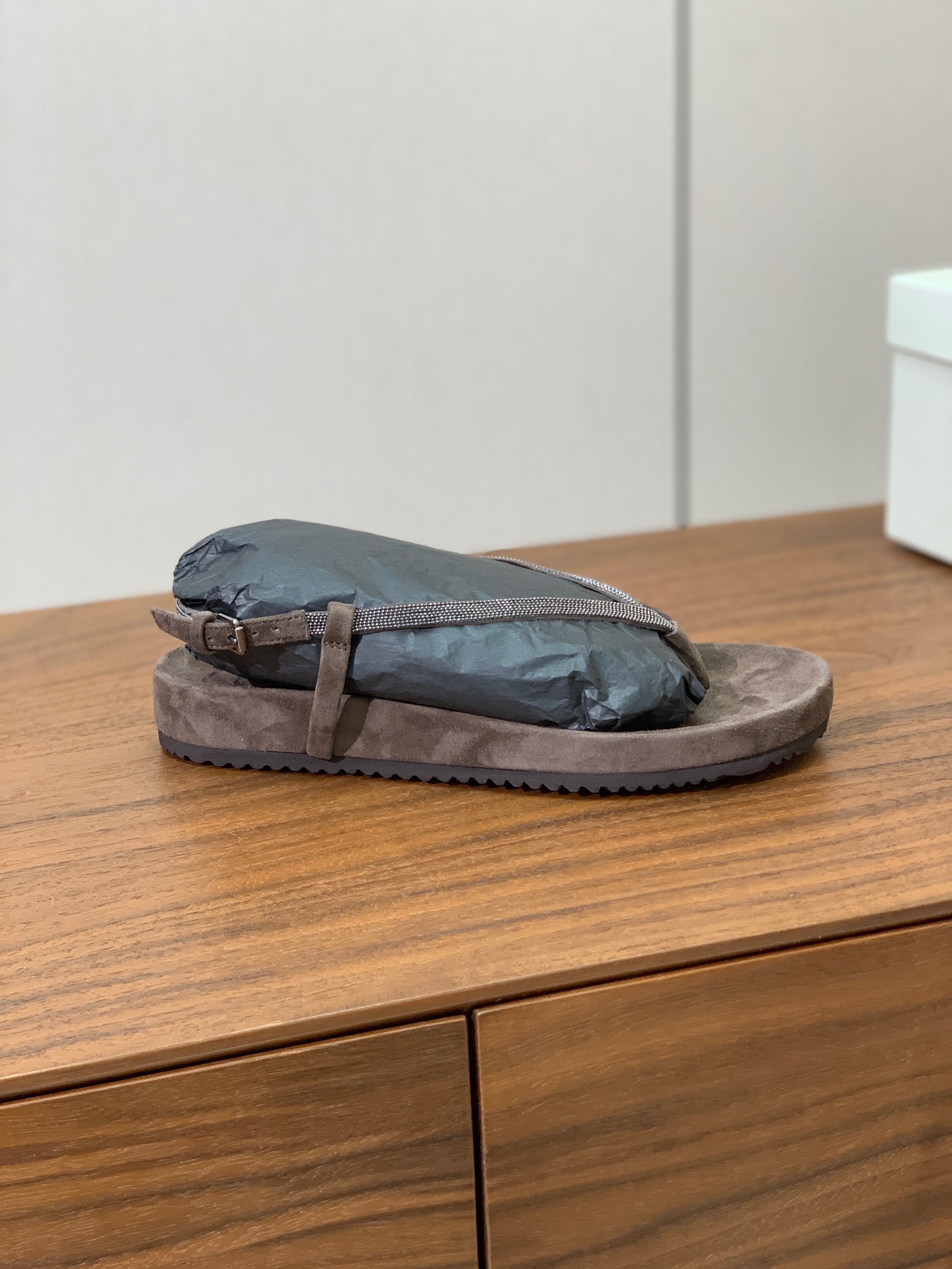 【BRUNELL* CUCINELL*】夹趾凉鞋。材质：羊京➕纯手工串联珠链配饰。
码数：35-41（3