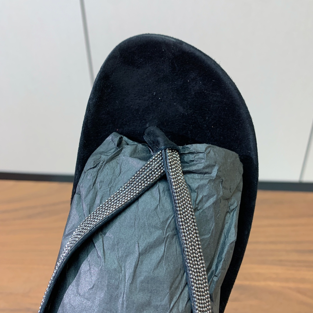 【BRUNELL* CUCINELL*】夹趾凉鞋。材质：羊京➕纯手工串联珠链配饰。
码数：35-41（3